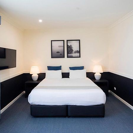 Hawkesbury Race Club Motel Windsor Esterno foto A room at the hotel