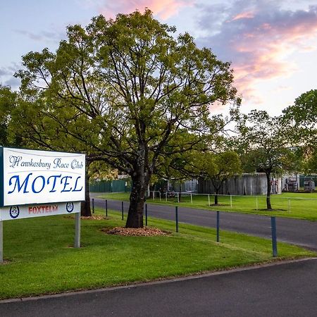 Hawkesbury Race Club Motel Windsor Esterno foto The entrance to the motel