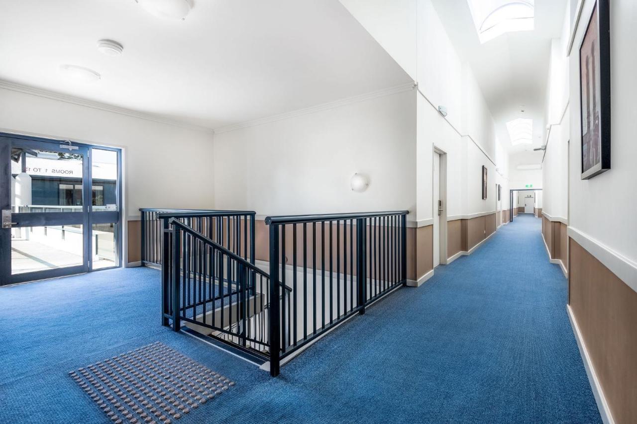 Hawkesbury Race Club Motel Windsor Esterno foto The interior of the new building