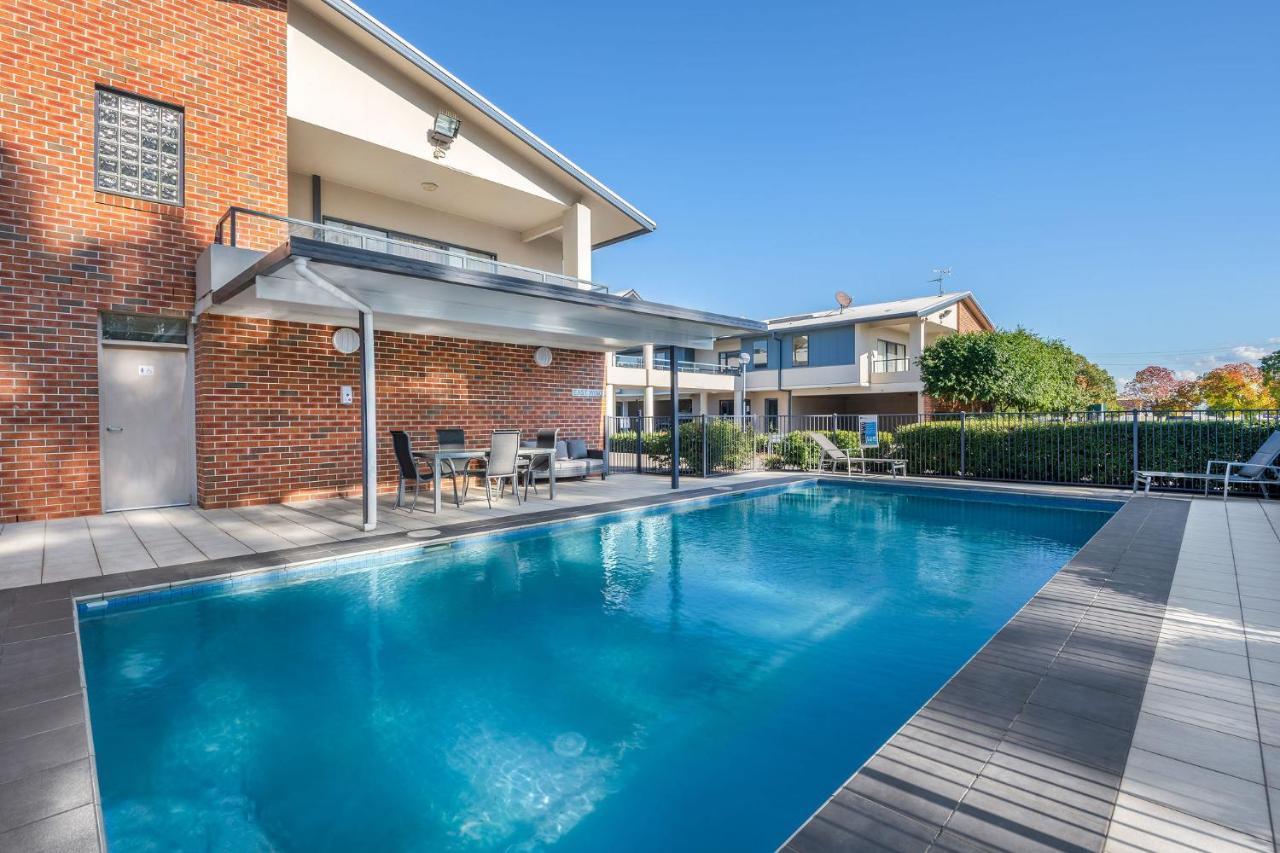 Hawkesbury Race Club Motel Windsor Esterno foto A pool in a residential area