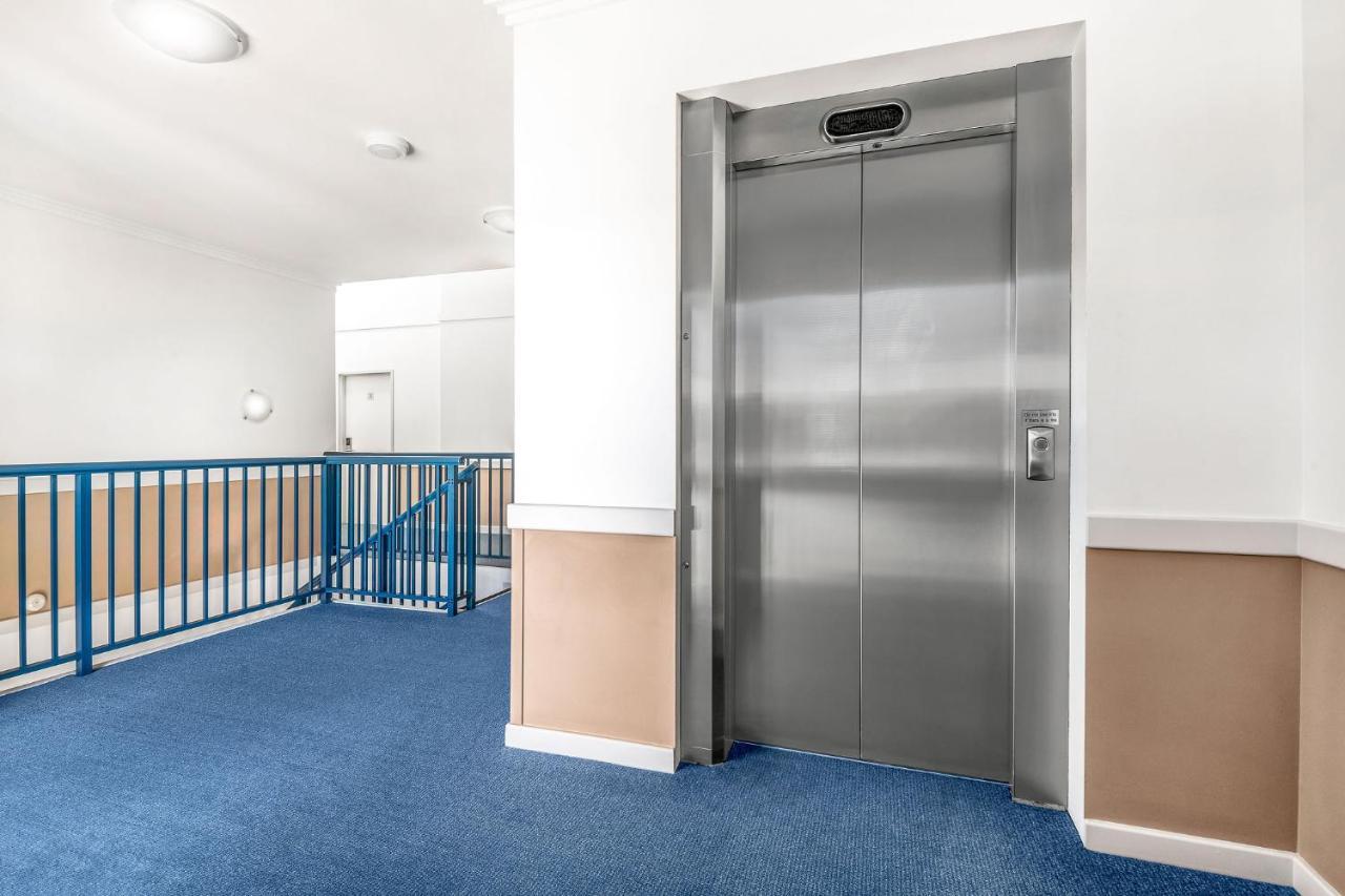 Hawkesbury Race Club Motel Windsor Esterno foto A residential elevator