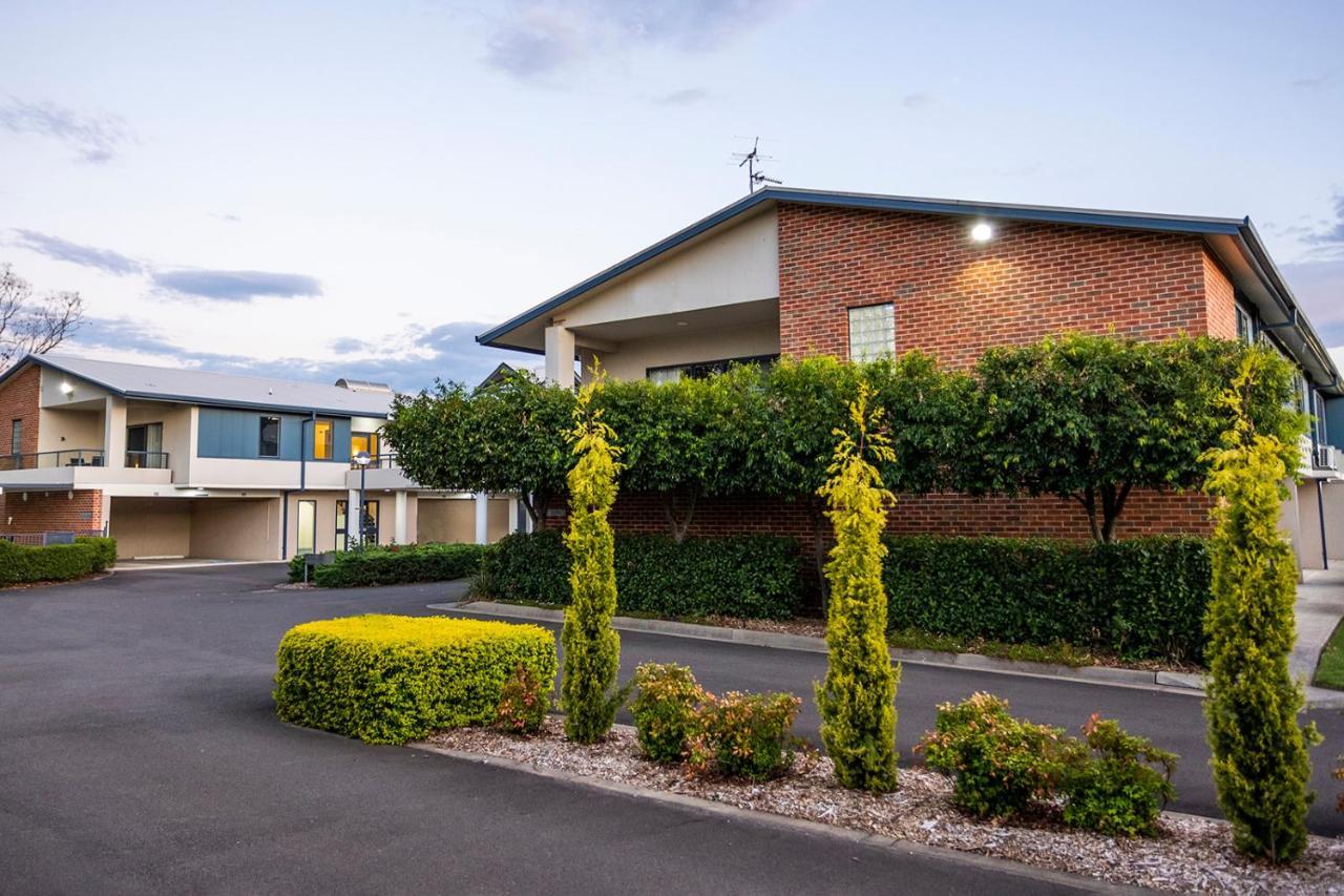 Hawkesbury Race Club Motel Windsor Esterno foto The Village, 2016