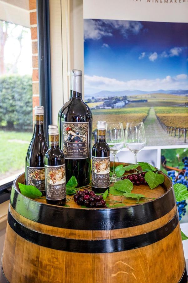 Hawkesbury Race Club Motel Windsor Esterno foto A bottle of German wine