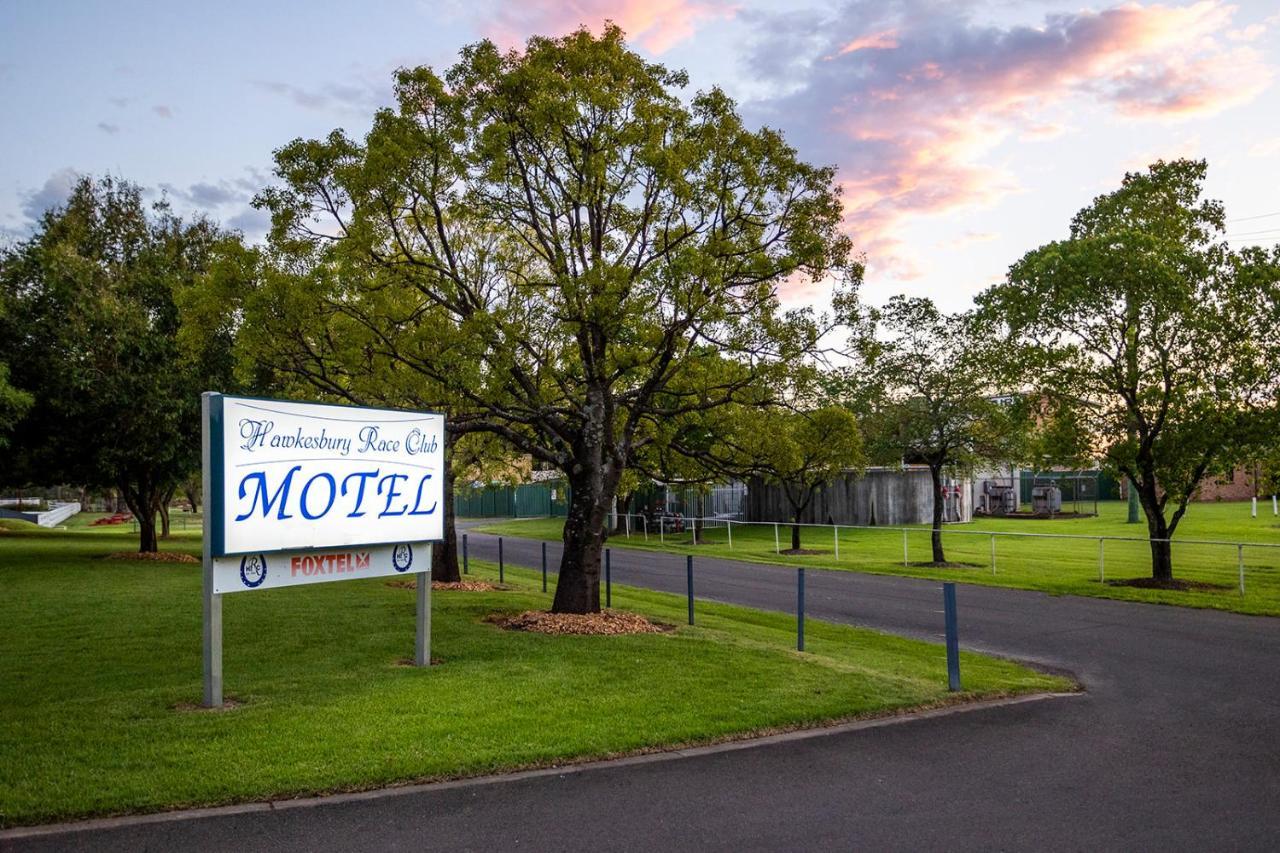 Hawkesbury Race Club Motel Windsor Esterno foto The entrance to the motel