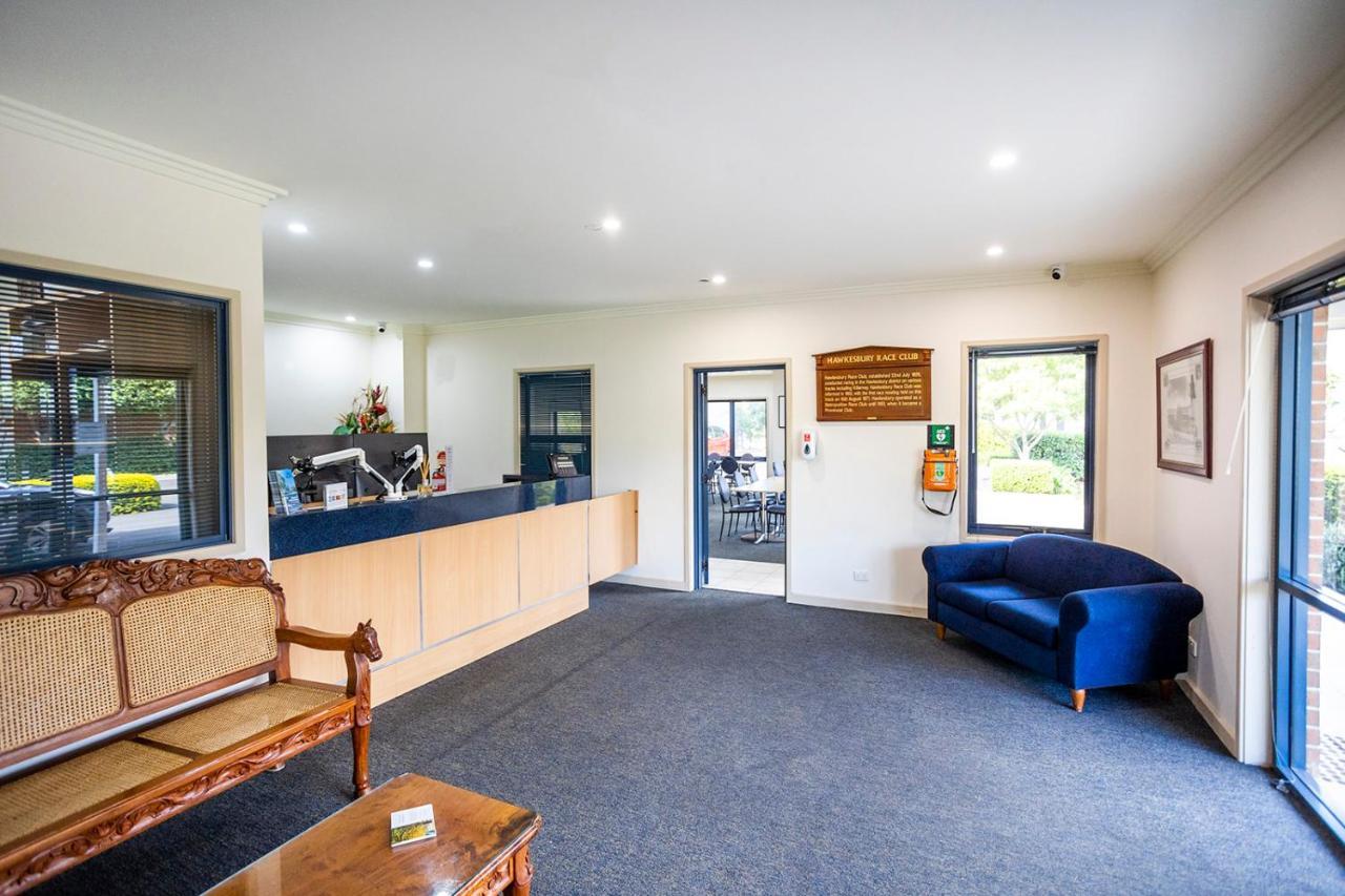 Hawkesbury Race Club Motel Windsor Esterno foto Reception