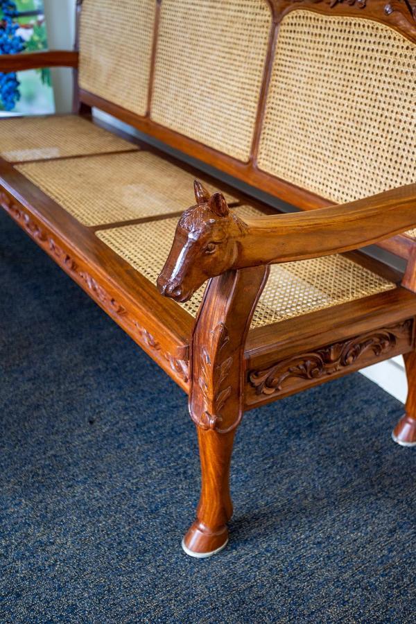 Hawkesbury Race Club Motel Windsor Esterno foto Detail of a horse head on a settee