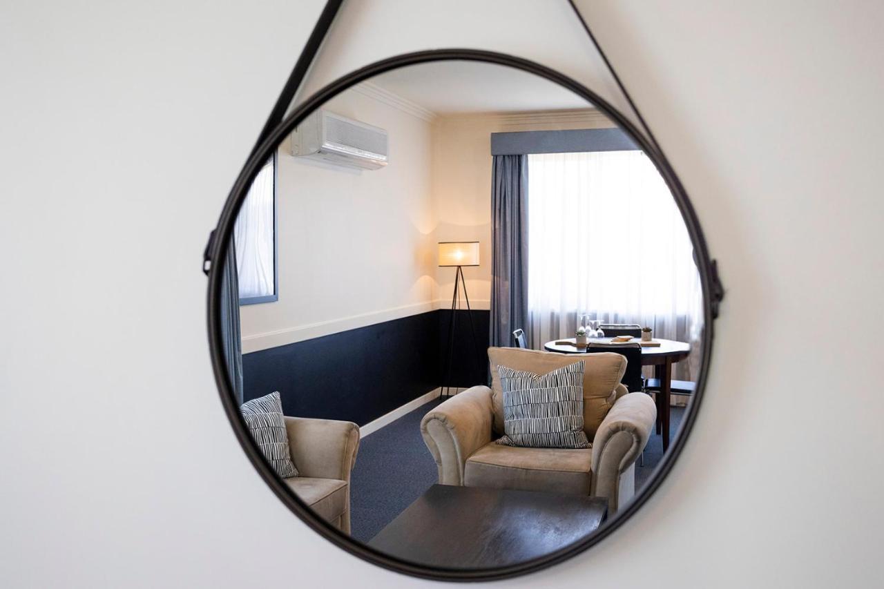 Hawkesbury Race Club Motel Windsor Esterno foto A convex mirror