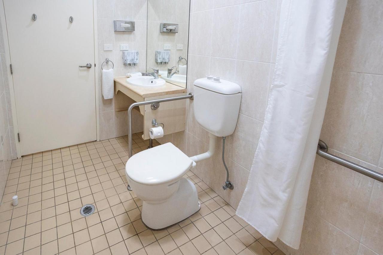 Hawkesbury Race Club Motel Windsor Esterno foto Bathroom in a hotel