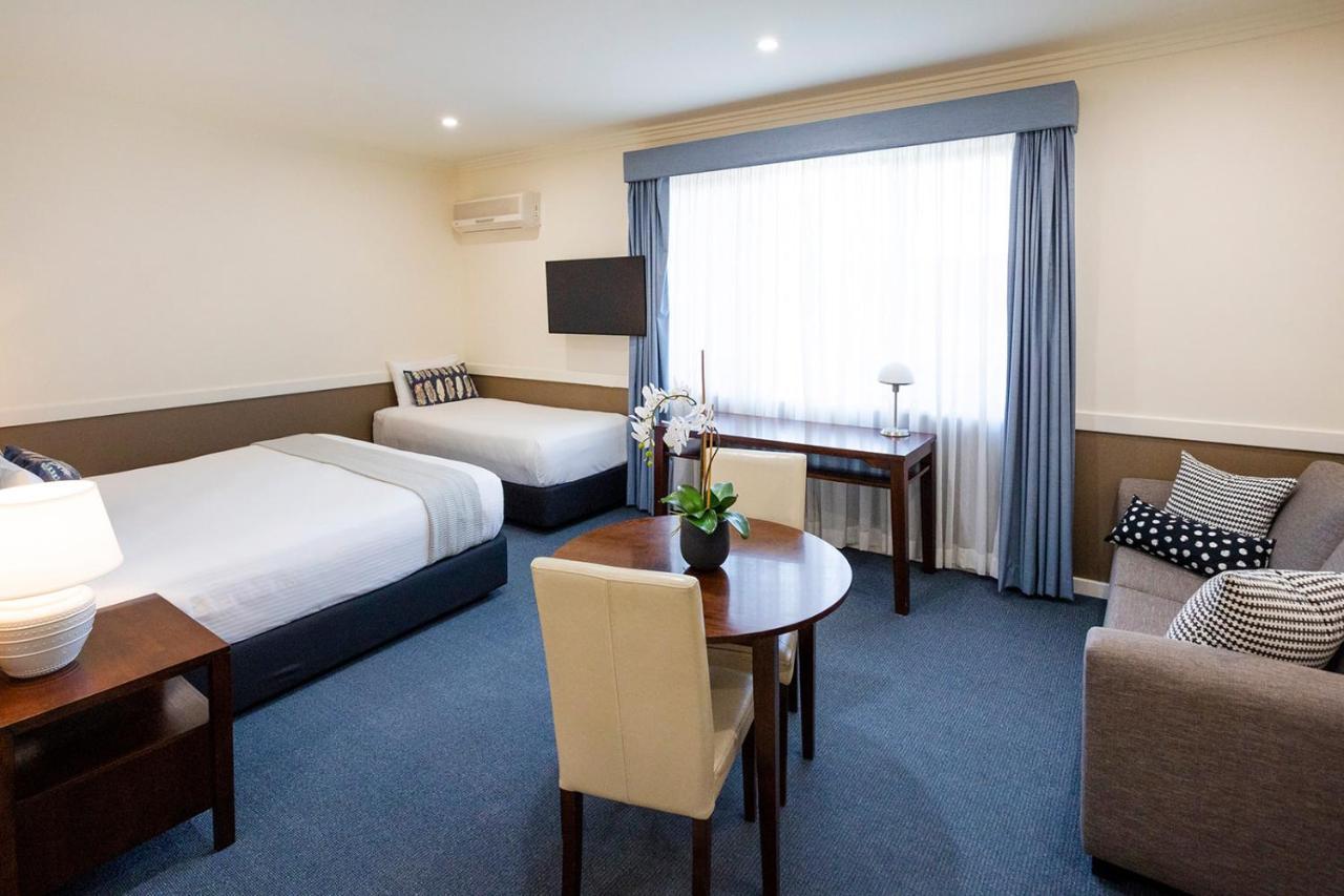 Hawkesbury Race Club Motel Windsor Esterno foto A room at the hotel
