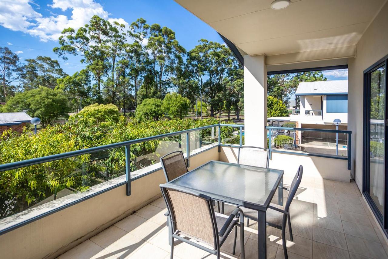 Hawkesbury Race Club Motel Windsor Esterno foto A balcony