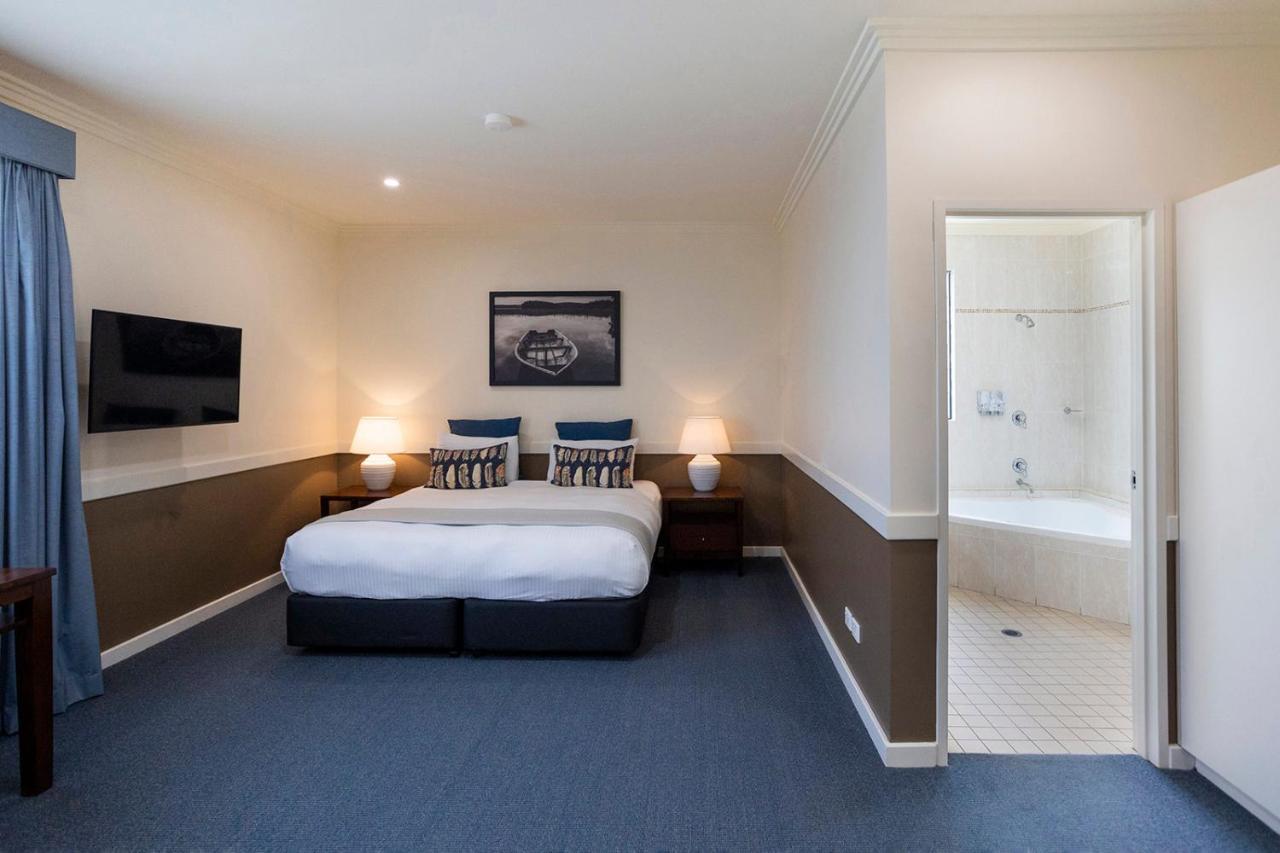 Hawkesbury Race Club Motel Windsor Esterno foto A room at the hotel
