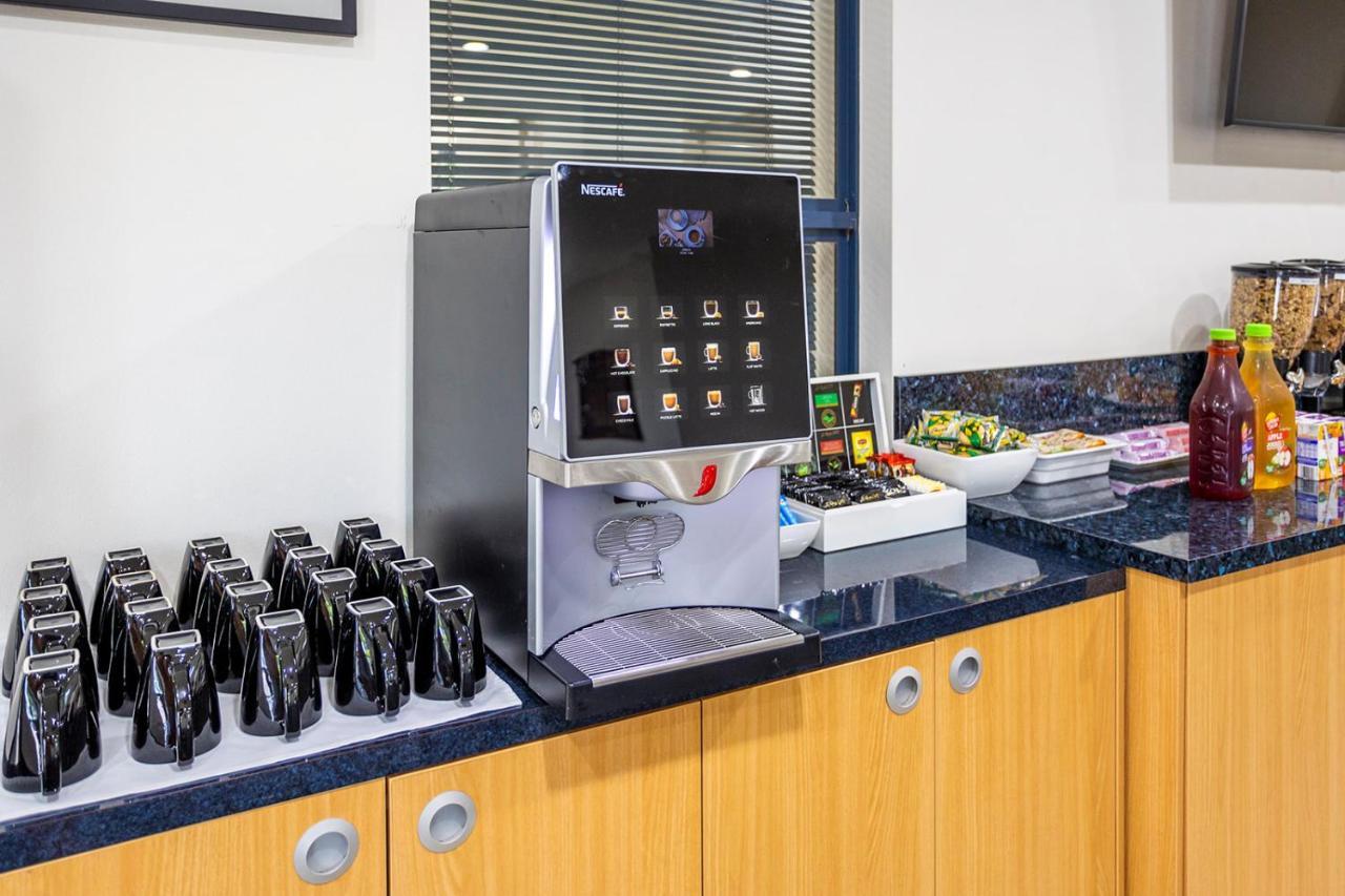 Hawkesbury Race Club Motel Windsor Esterno foto A coffee machine