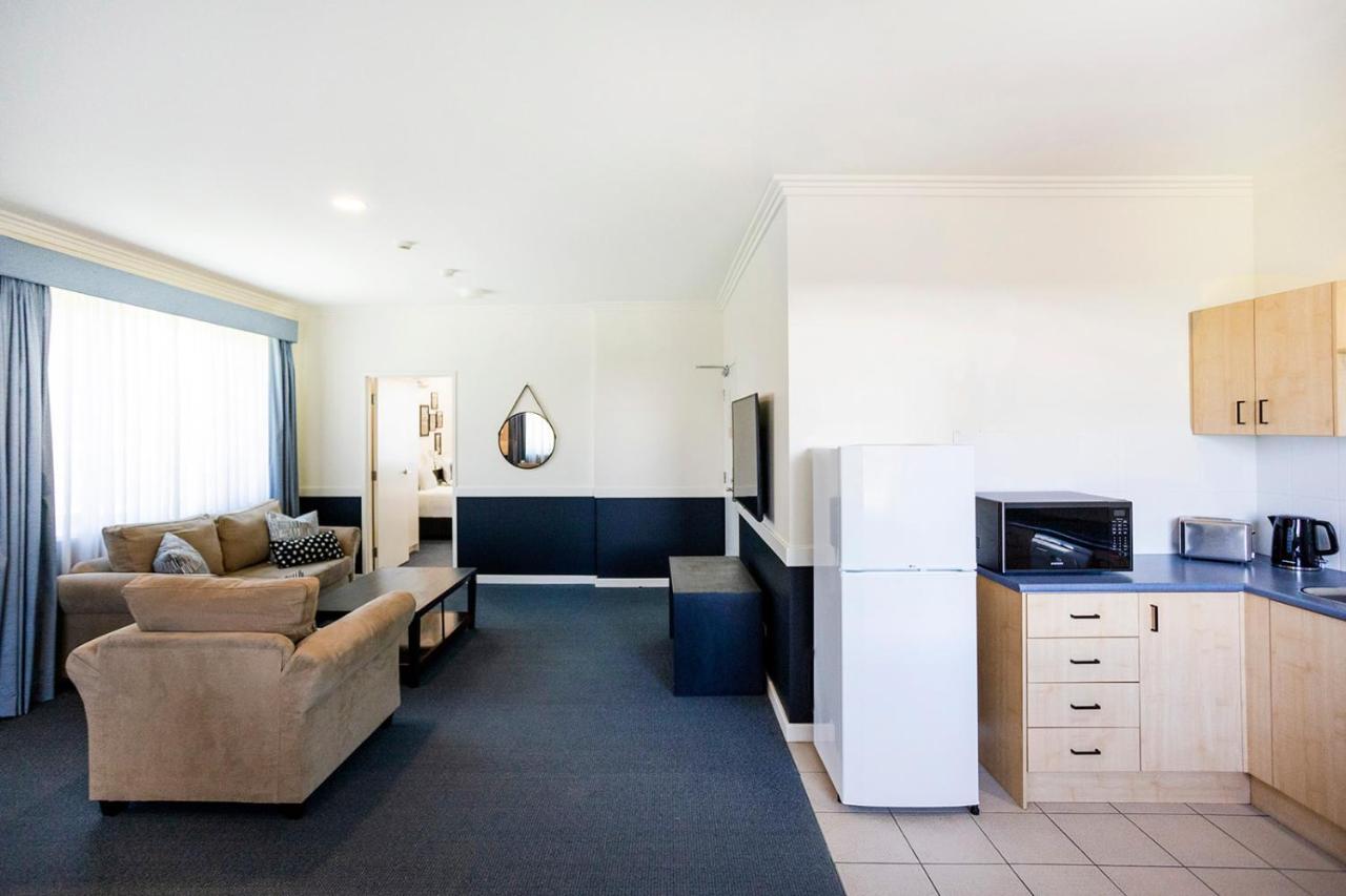 Hawkesbury Race Club Motel Windsor Esterno foto A typical studio apartment