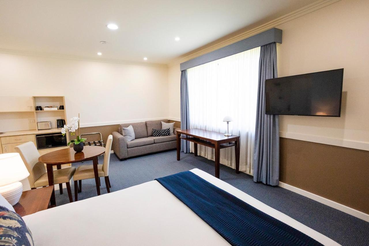 Hawkesbury Race Club Motel Windsor Esterno foto A suite at the hotel