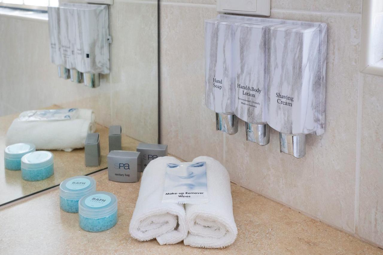 Hawkesbury Race Club Motel Windsor Esterno foto A bathroom with toiletries