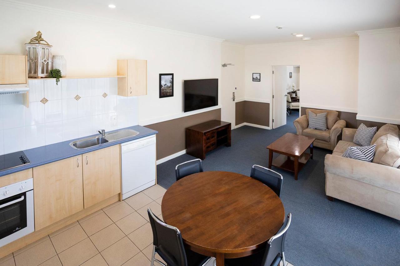 Hawkesbury Race Club Motel Windsor Esterno foto A typical apartment at the University of Tasmania's New College