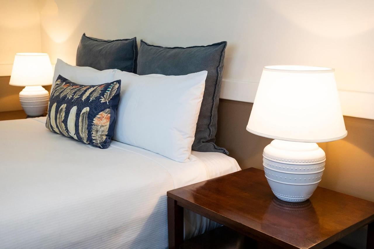 Hawkesbury Race Club Motel Windsor Esterno foto A bed with pillows