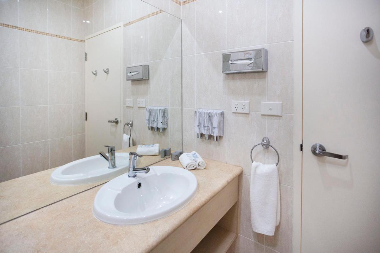 Hawkesbury Race Club Motel Windsor Esterno foto Bathroom