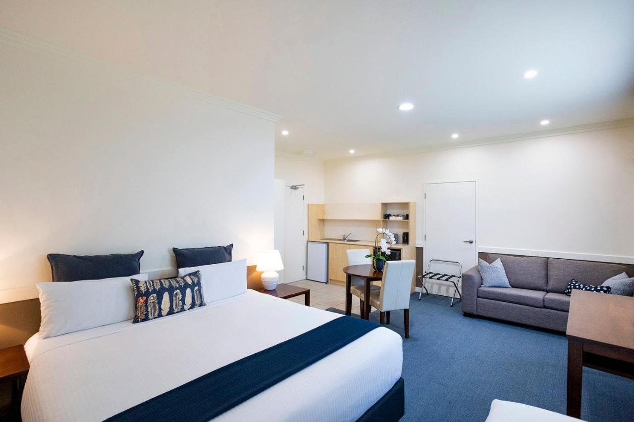 Hawkesbury Race Club Motel Windsor Esterno foto A typical studio apartment