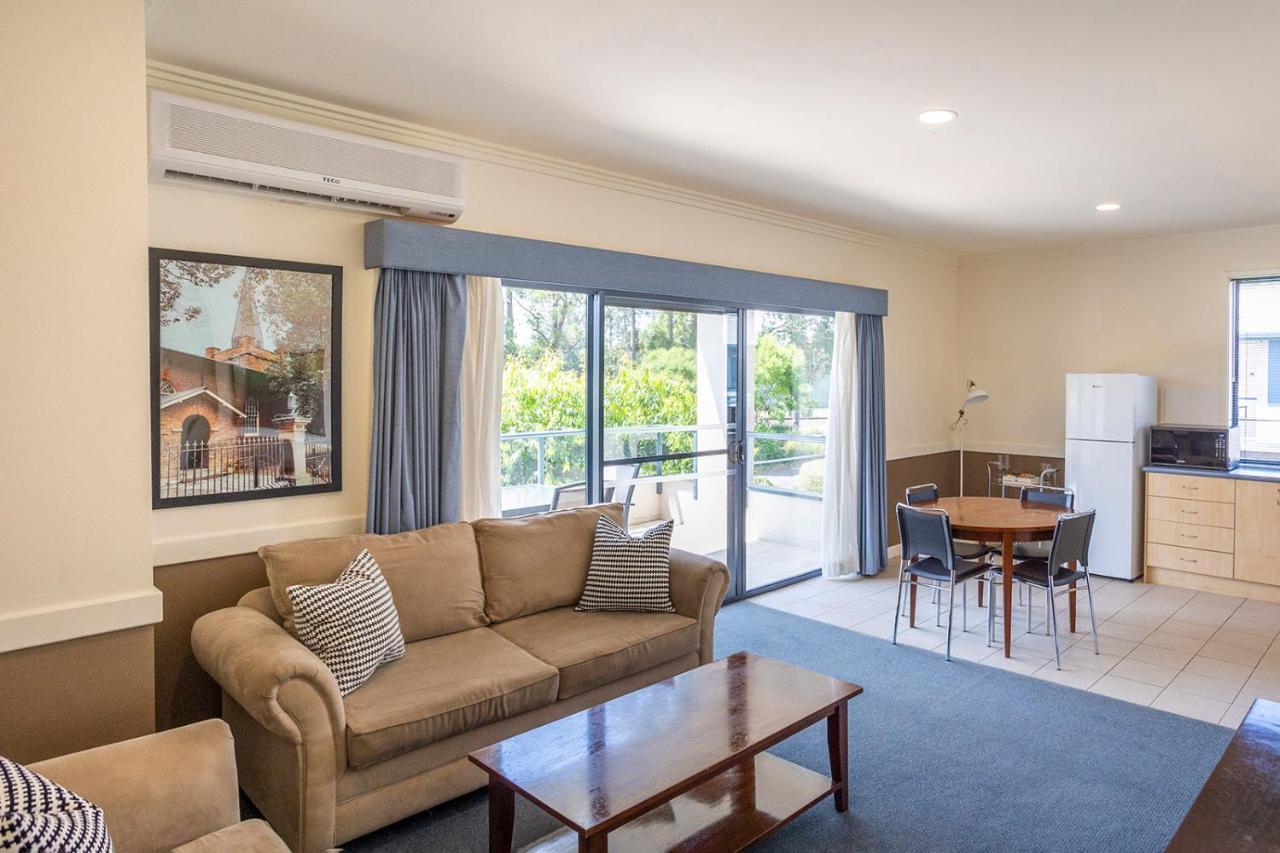 Hawkesbury Race Club Motel Windsor Esterno foto A typical apartment at the University of Western Australia