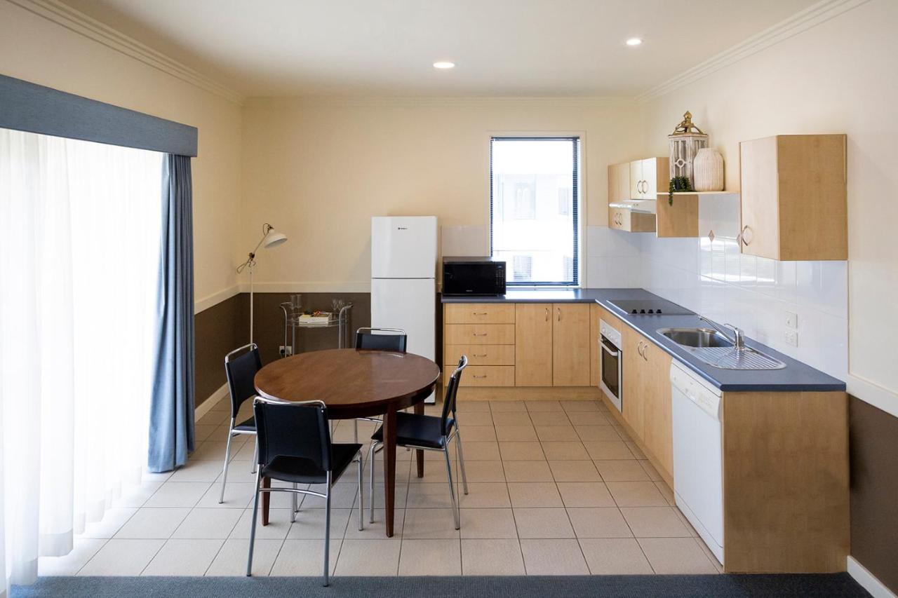 Hawkesbury Race Club Motel Windsor Esterno foto A typical kitchen in a student apartment