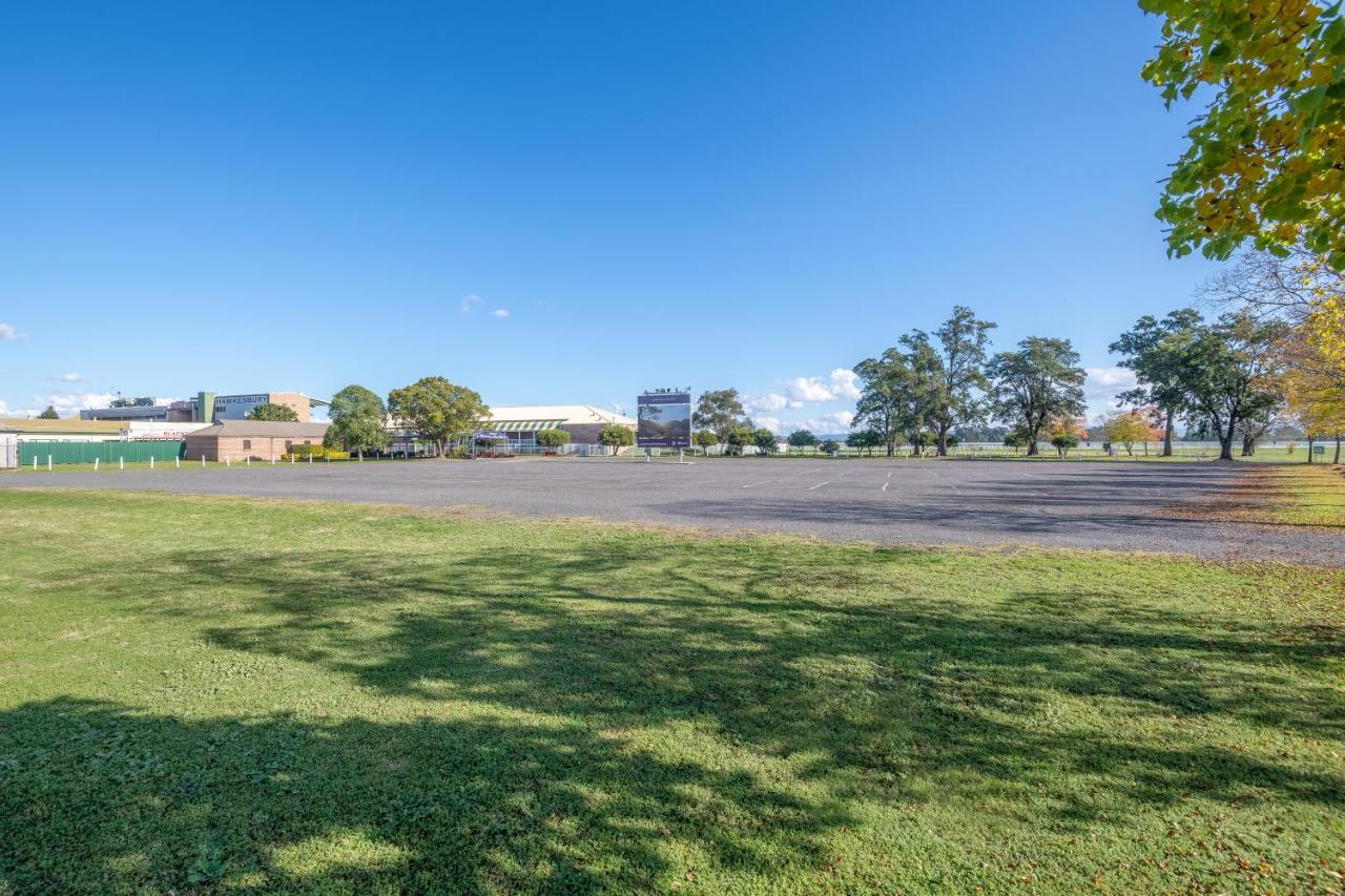 Hawkesbury Race Club Motel Windsor Esterno foto The main oval at the school