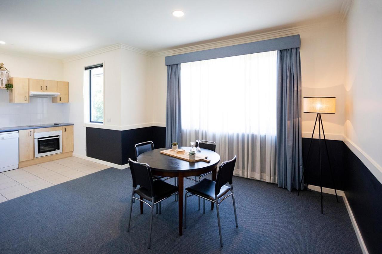 Hawkesbury Race Club Motel Windsor Esterno foto A typical apartment at the University of Western Australia