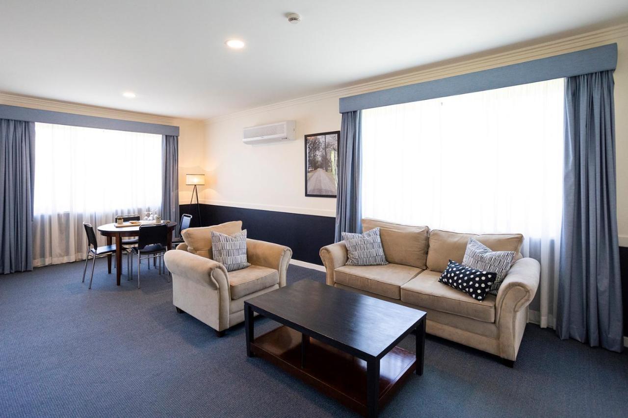Hawkesbury Race Club Motel Windsor Esterno foto A suite at the hotel