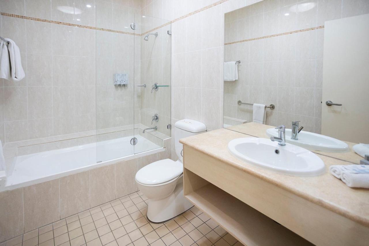 Hawkesbury Race Club Motel Windsor Esterno foto Bathroom with shower enclosure