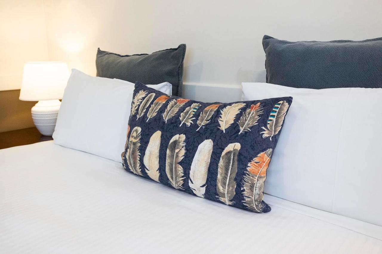 Hawkesbury Race Club Motel Windsor Esterno foto A decorative pillow