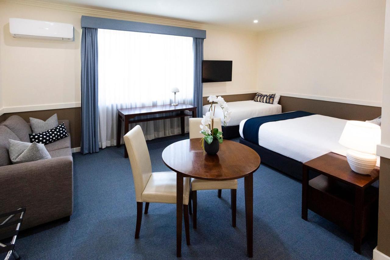 Hawkesbury Race Club Motel Windsor Esterno foto A room at the hotel
