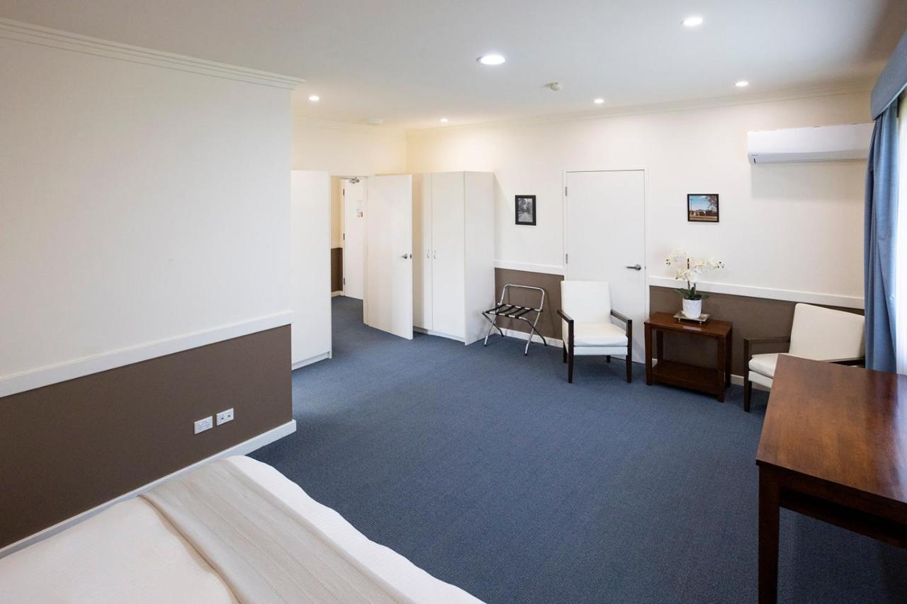 Hawkesbury Race Club Motel Windsor Esterno foto A room at the hotel