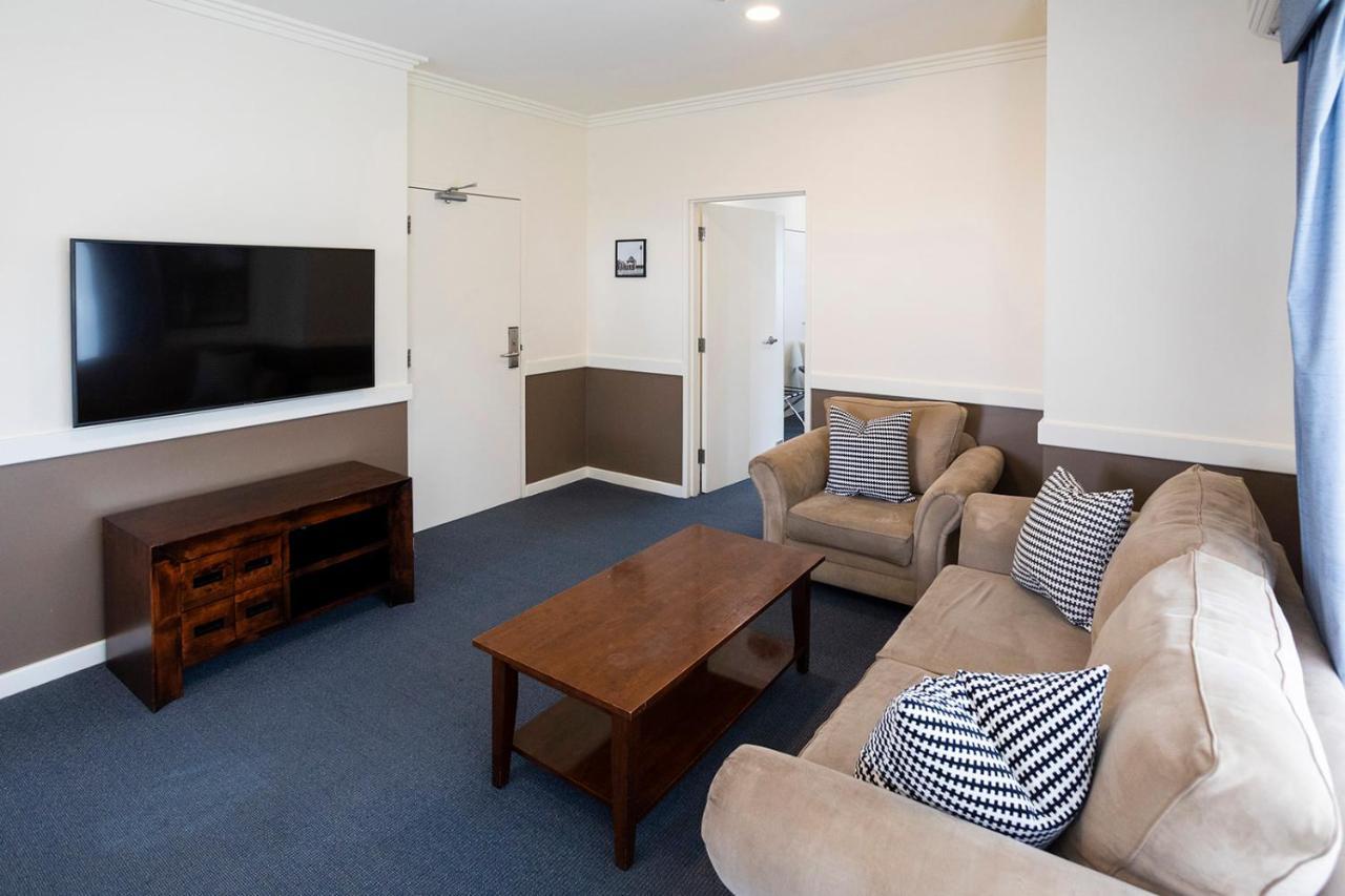 Hawkesbury Race Club Motel Windsor Esterno foto A common room at the University of New England